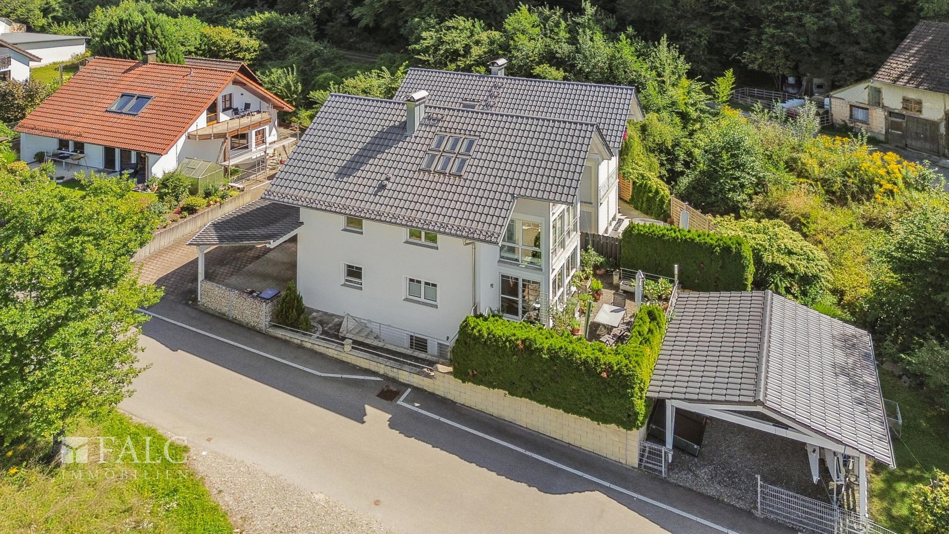 Seitenansicht mit Terrasse und Garten